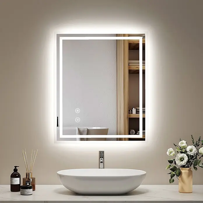 Emke Lichtspiegel Dimlite LM04 -  - LED-beleuchteter Badezimmerspiegel mit Touch-Steuerung, über einem weißen Waschbecken montiert.