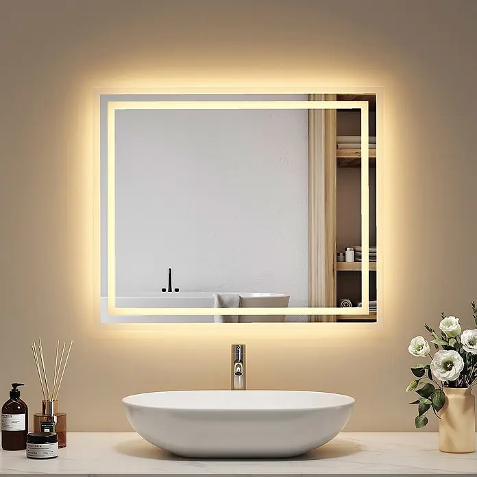 Emke Lichtspiegel Dimlite LM04 -  - Rechteckiger LED-Badspiegel über einem Waschtisch, reflektiert ein modernes Badezimmer.