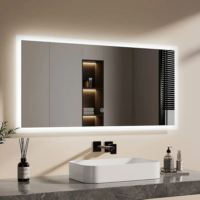 Emke Lichtspiegel Dimlite LM03 -  - Rechteckiger LED-beleuchteter Badezimmerspiegel mit weißem Rahmen, über einem Waschbecken mit dunkler Arbeitsplatte und Wandarmatur montiert.