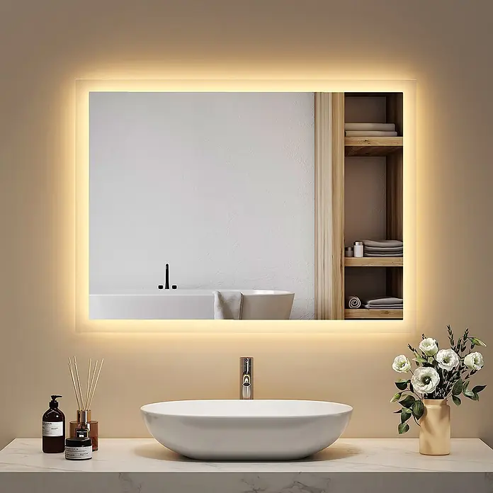 Emke Lichtspiegel Dimlite LM03 - 60 x 80 cm - Rechteckiger Badspiegel mit warmweißer LED-Hintergrundbeleuchtung über einem Waschbecken.