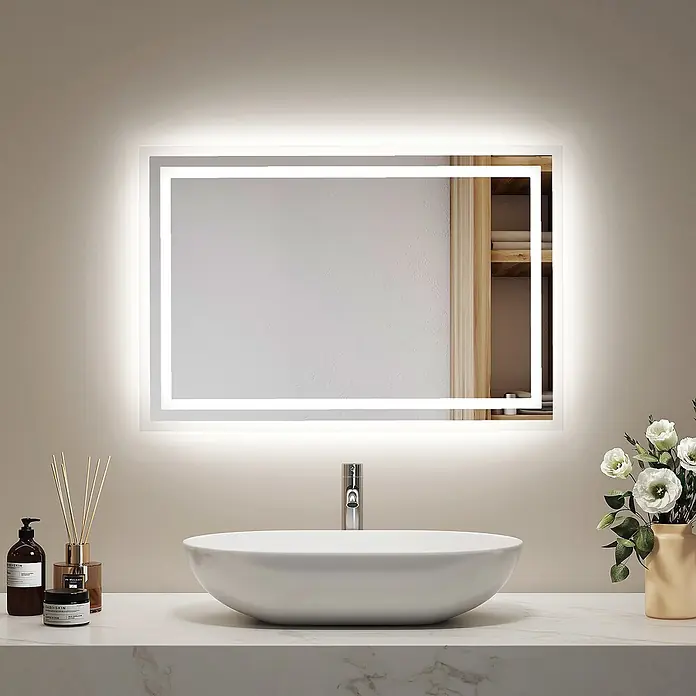 Emke Lichtspiegel Dimlite LM04 - 40 x 60 cm - Rechteckiger LED-Spiegel mit beleuchtetem Rand über einem weißen Waschbecken.