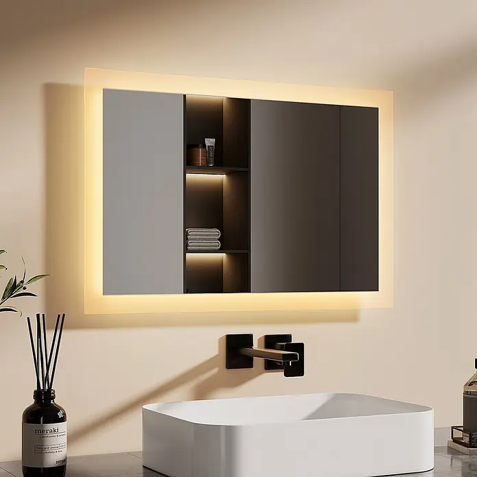 Emke Lichtspiegel Dimlite LM03 - 40 x 60 cm - Ein rechteckiger, hinterleuchteter Badezimmerspiegel mit integriertem dunklen Schrank, über einem weißen Waschbecken und schwarzem Wasserhahn.