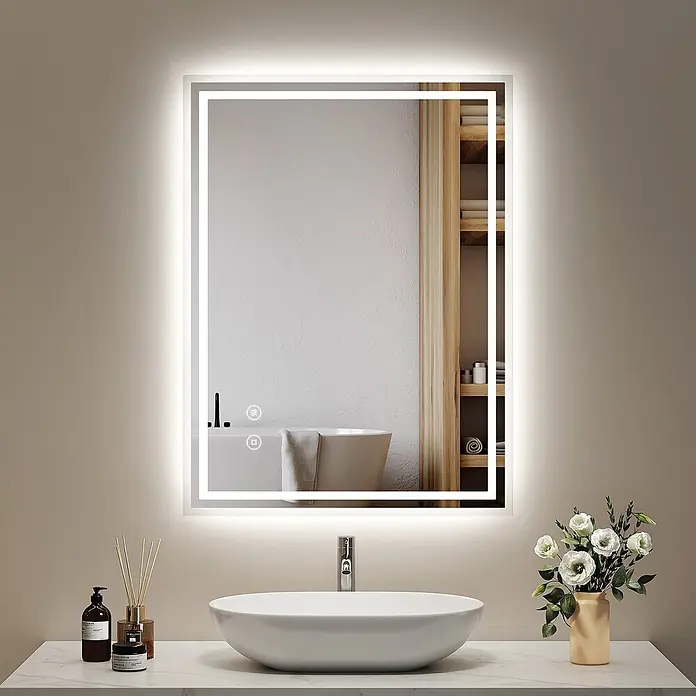 Emke Lichtspiegel Dimlite LM04 - 80 x 60 cm - Rechteckiger LED-Badspiegel mit beleuchtetem Rahmen und Touch-Steuerung, über einem Waschbecken montiert.