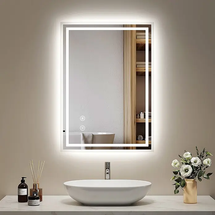 Emke Lichtspiegel Dimlite LM04 -  - Rechteckiger LED-beleuchteter Badezimmerspiegel mit Entfeuchter und Lichtsteuerung, über einem Waschbecken installiert.