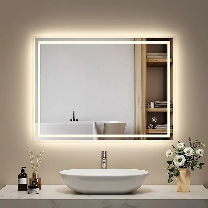 Emke Lichtspiegel Dimlite LM04 - 80 x 60 cm - Rechteckiger LED-hinterleuchteter Spiegel mit beleuchtetem Rahmen über einem Waschbecken im Badezimmer.