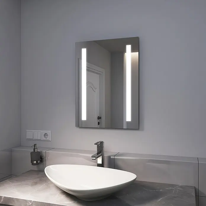 Emke Lichtspiegel Frolite LM01 - 45 x 60 cm - Moderner Badezimmerspiegel mit integrierter LED-Beleuchtung über einem weißen Waschbecken und Chromarmatur.