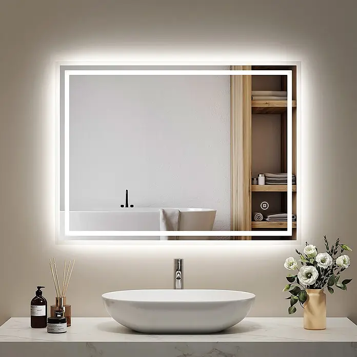 Emke Lichtspiegel Dimlite LM04 - 80 x 60 cm - Großer rechteckiger LED-Badezimmerspiegel, weiß hinterleuchtet, über einem Waschbecken installiert und ein modernes Badinterieur widerspiegelnd.