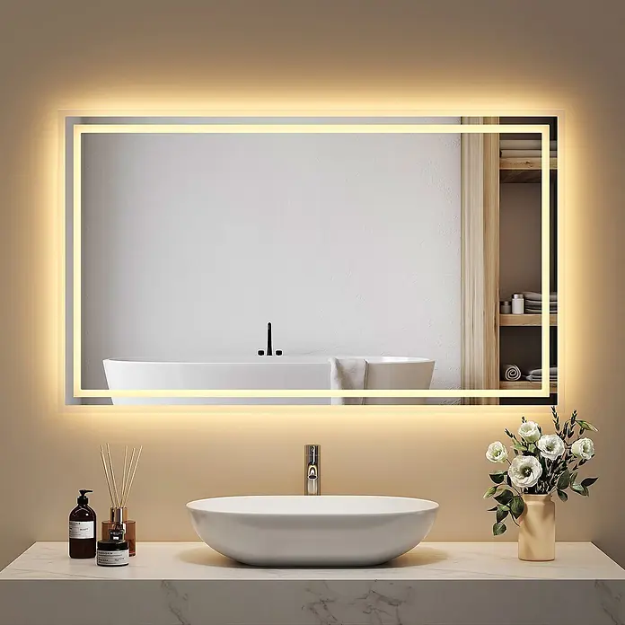 Emke Lichtspiegel Dimlite LM04 -  - Rechteckiger LED-Badezimmerspiegel mit warmweißer Hintergrundbeleuchtung über einem modernen Waschbecken.