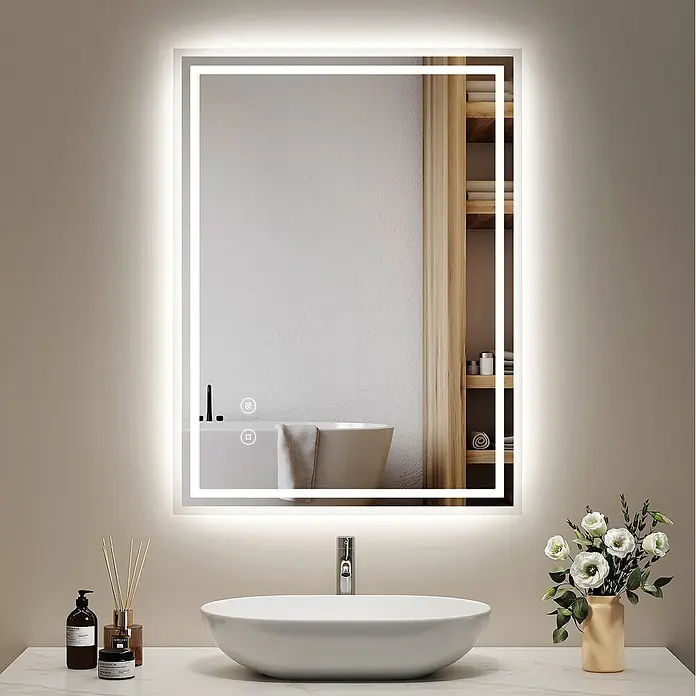 Emke Lichtspiegel Dimlite LM04 -  - Rechteckiger LED-Badspiegel mit weißem Licht, reflektiert Badewanne und Holzregale, über weißem Waschbecken mit Chromarmatur.