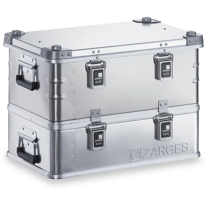 Zarges Aufbewahrungsbox Transportkiste K470 Plus Oberteil 600x400x250mm 42l -  - Zwei gestapelte silberne Aluminium-Stauboxen mit Griffen und sicheren Verschlüssen, Aufschrift 'ZARGES K470' sichtbar.