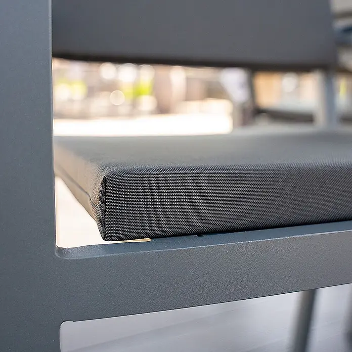 Home Deluxe Sitzauflage MADERA Sitzkissen - 6er Set - 6 Stk., L x B x H: 41 x 42,5 x 3,5 cm, 100% Polyester, Anthrazit - Dunkelgraues Outdoor-Stuhlkissen mit Webstruktur auf einem dunkelgrauen Metallstuhlrahmen.