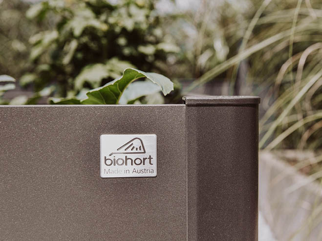 Biohort Made in Austria Badge auf einem Hochbeet im Garten