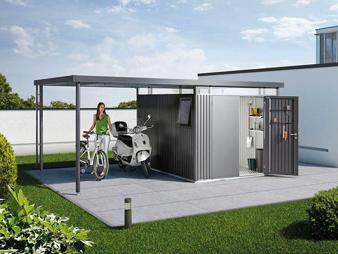 Biohort Gartenhaus mit Dach, Frau steht mit Fahrrad darunter, Moped daneben