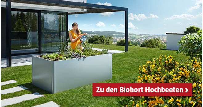 Biohort Hochbeet im Garten neben der Terrasse, Frau kümmert sich um die Pflanzen