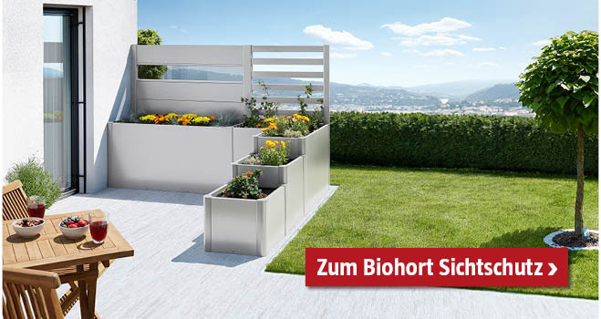 Biohort Hochbeete auf der Terrasse mit Sichtschutzpaneelen dahinter