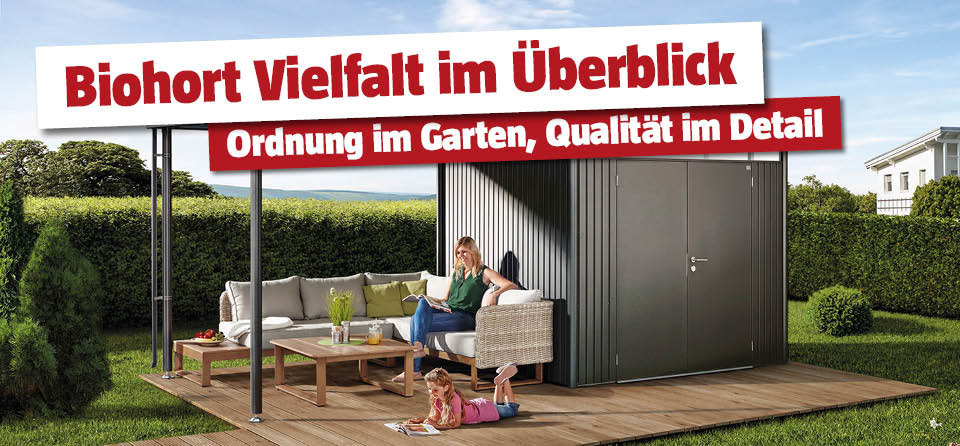 Biohort Pavillon und Gartenhaus im Garten, Frau und Kind sitzen auf Lounge und am Boden