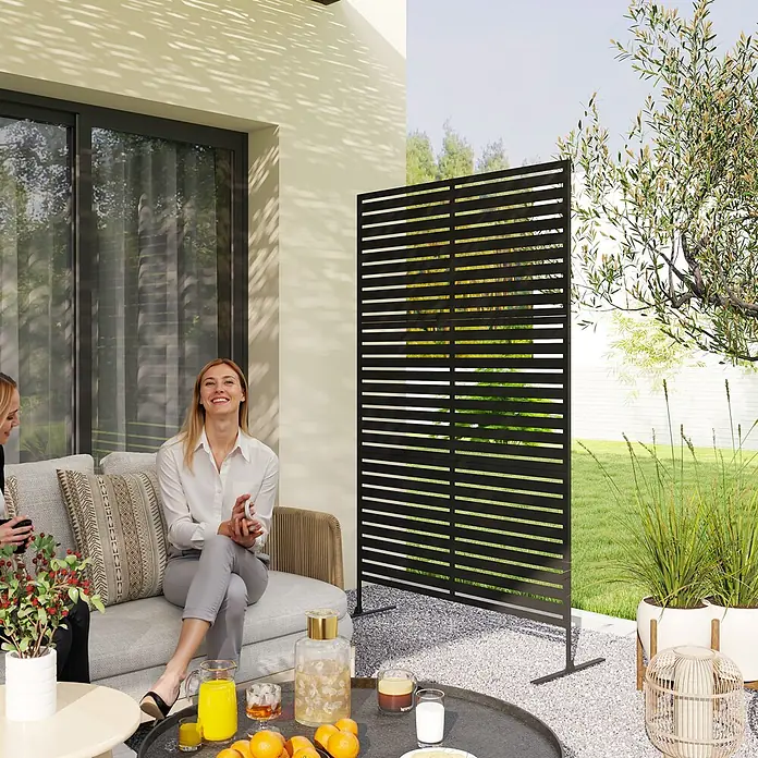 Furnicato Sichtschutzelement - B x H: 45 x 198 cm, Stahl, Schwarz - Schwarzer Sichtschutz mit horizontalen Lamellen auf einer Terrasse, der Bereiche im Garten trennt.