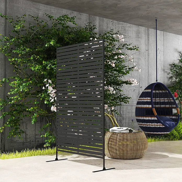 Furnicato Sichtschutzelement - B x H: 45 x 198 cm, Stahl, Schwarz - Dunkelgrauer Lamellen-Sichtschutz auf einer Terrasse stehend.