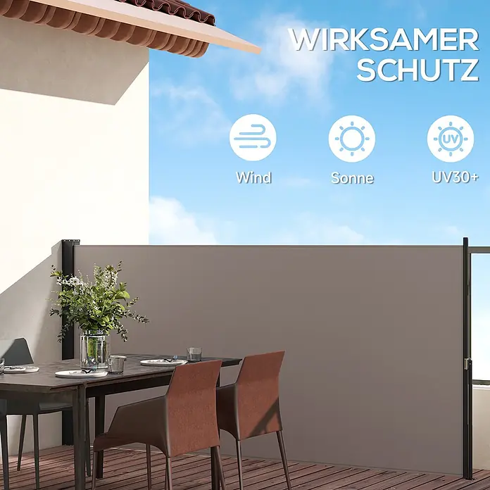 Outsunny Sichtschutzelement - Metall, Hellgrau - Braune ausziehbare Seitenmarkise auf einer Terrasse, bietet Sicht-, Wind-, Sonnen- und UV-Schutz.