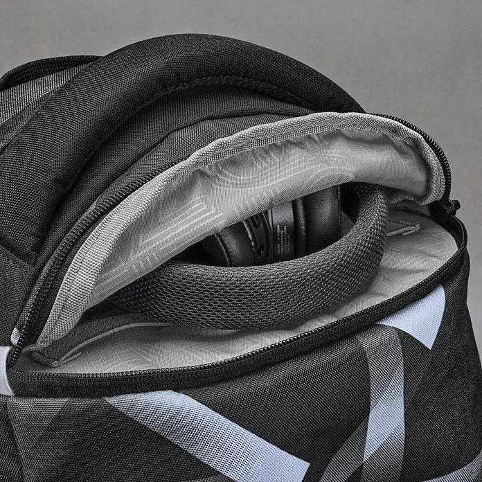 Hama Kopfhörer Freedom Lit III On Ear Bluetooth Headset -  - Offener schwarz-hellblauer Rucksack, schwarze Kopfhörer in einem oberen Reißverschlussfach mit gemustertem Futter.