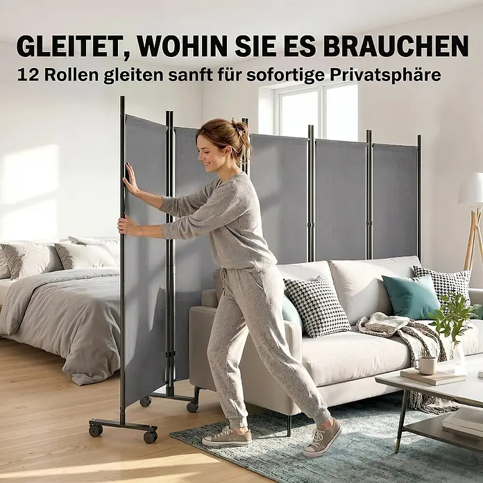Outsunny Sichtschutzelement - Stahl, Dunkelgrau - Grauer Stoff-Raumteiler auf schwarzem Metallrahmen mit Rollen, von einer Frau geschoben, um Schlaf- und Wohnbereich zu trennen.