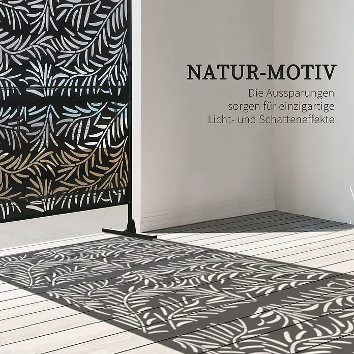 Outsunny Sichtschutzelement - Metall, Schwarz - Schwarzer dekorativer Sichtschutz mit Blattschnittmuster, der detaillierte Schatten auf einen Holzdeck wirft.