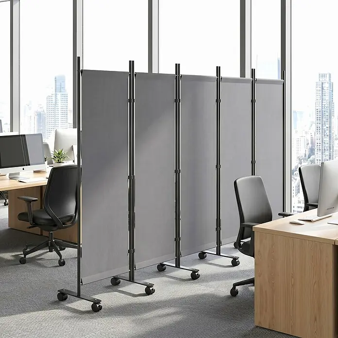 Outsunny Sichtschutzelement - Stahl, Dunkelgrau - Graue, mobile Raumteiler aus Stoff mit schwarzen Metallrahmen und Rollen, die Arbeitsplätze in einem modernen Büro trennen.