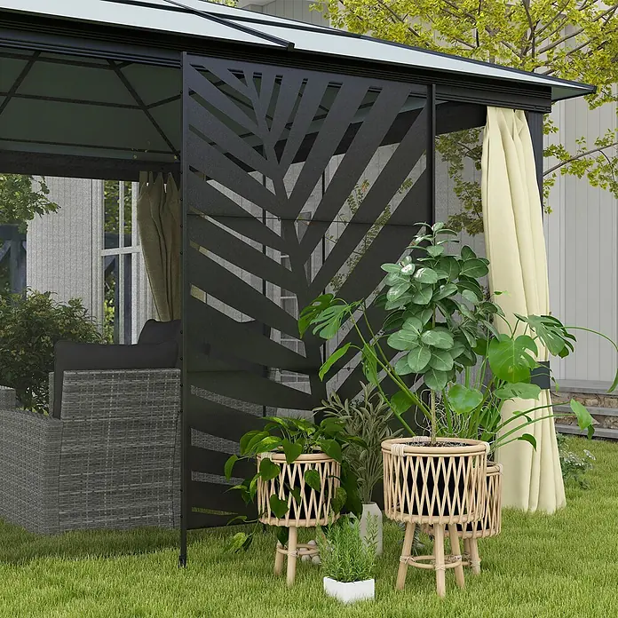 Outsunny Sichtschutzelement - Stahl, Schwarz - Ein schwarzer Pavillon mit dekorativer Seitenwand im Blattmuster und cremefarbenen Vorhängen steht auf grünem Rasen, umgeben von Topfpflanzen.
