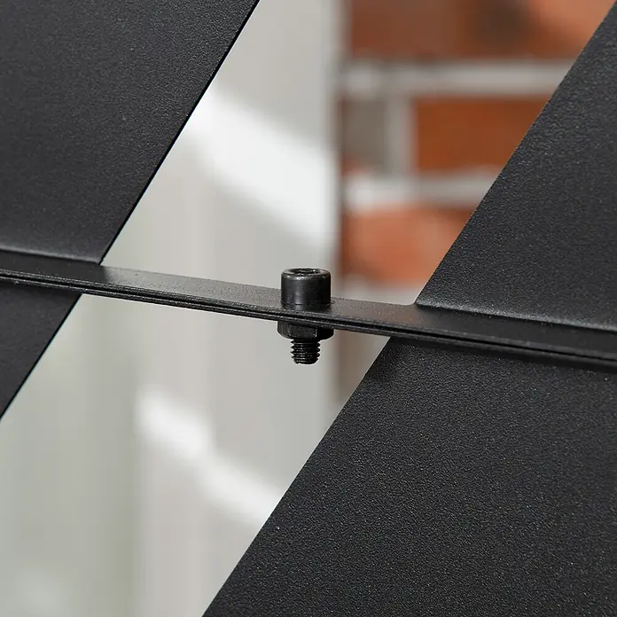 Outsunny Sichtschutzelement - Stahl, Schwarz - Nahaufnahme einer schwarzen, strukturierten Metalllamellenkonstruktion, mit einer schwarzen Innensechskantschraube verbunden.