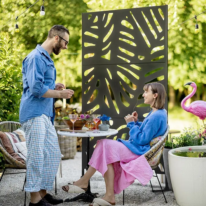 Outsunny Sichtschutzelement - B x H: 45 x 198 cm, Stahl, Schwarz - Hoher, dunkelgrauer Metall-Sichtschutz mit dekorativem Blattmuster, im Garten zur Raumteilung verwendet.