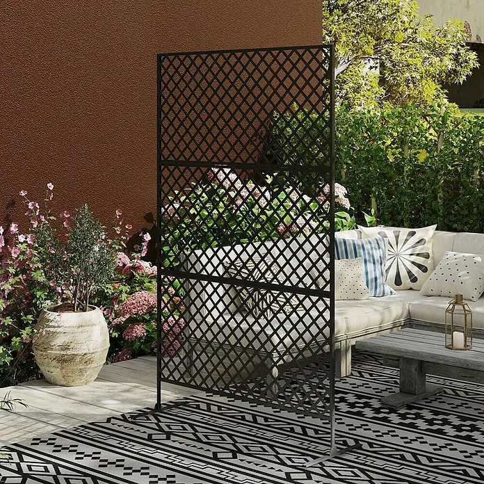 Outsunny Sichtschutzelement Schwarz, 122cm x 45cm x 198cm - Stahl, Schwarz - Schwarzer Metall-Sichtschutz als stilvoller Raumteiler im Freien auf einer Terrasse, mit Rautenmuster.