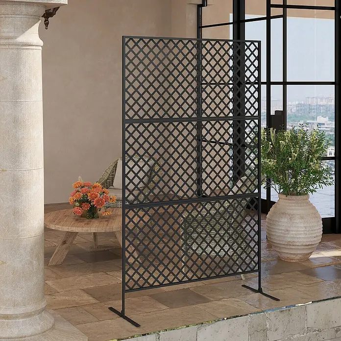 Outsunny Sichtschutzelement Schwarz, 122cm x 45cm x 198cm - Stahl, Schwarz - Dunkler Metall-Gitter-Sichtschutz mit Rautenmuster auf einer Terrasse, teilt den Raum und lässt die Sicht frei.