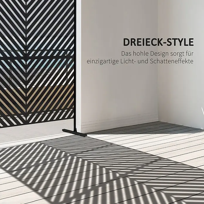 Outsunny Sichtschutzelement - Stahl, Schwarz - Schwarzer Metall-Sichtschutz mit Dreiecksmuster, der dekorative Licht- und Schatteneffekte auf einen Holzboden wirft.