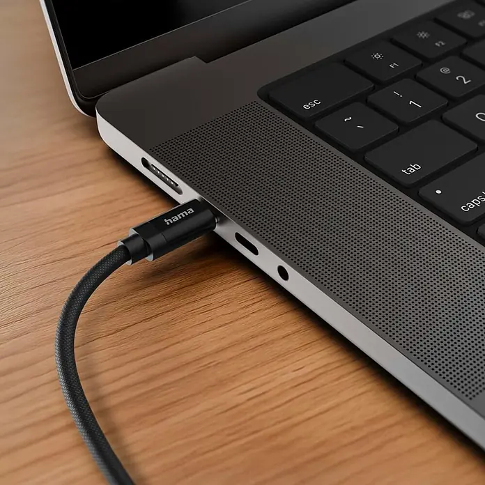 Hama USB-Kabel 00201740 Ladekabel "Fabric" USB-C - USB-C 100W - 1,5 m, Schwarz - Schwarzes geflochtenes Hama USB-C Kabel in ein dunkles Laptop eingesteckt.
