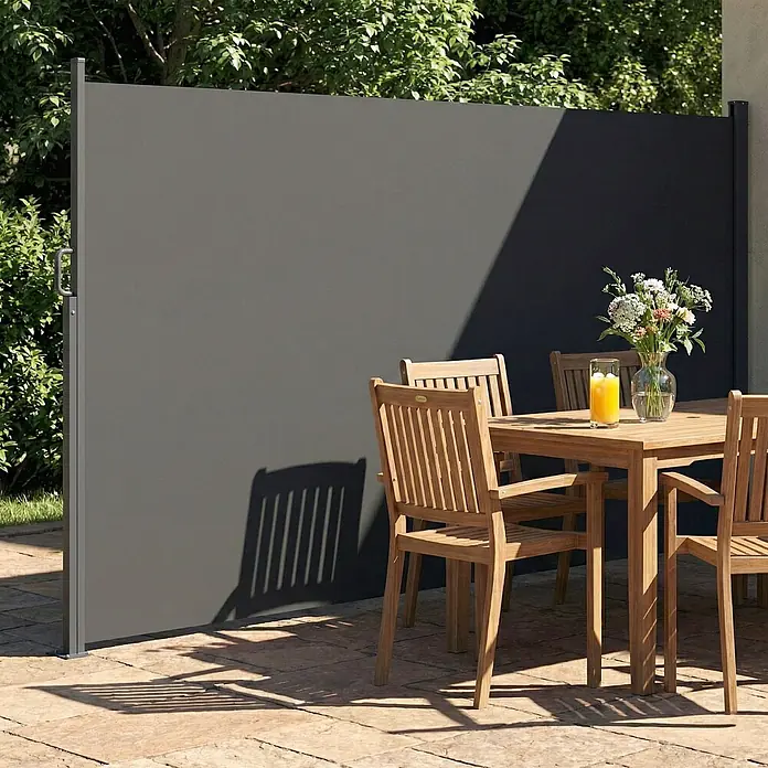 Outsunny Sichtschutzelement - Aluminium, Dunkelgrau - Dunkelgrauer ausziehbarer Sichtschutz für den Außenbereich, der einen Essbereich auf der Terrasse abschirmt.