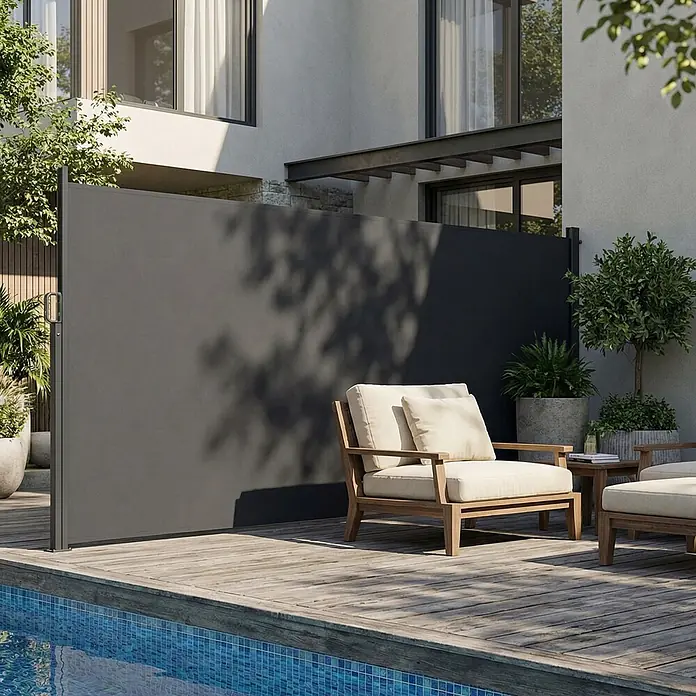 Outsunny Sichtschutzelement - Aluminium, Dunkelgrau - Graue ausziehbare Seitenmarkise neben einer Poolterrasse mit Holzmöbeln, bietet Privatsphäre.