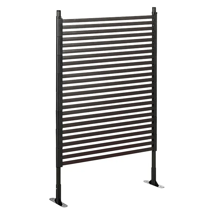 Outsunny Mattenzaun - Stahl, Braun - Dunkelbrauner Lamellen-Sichtschutz mit verstellbaren schwarzen Pfosten und Bodenplatten.