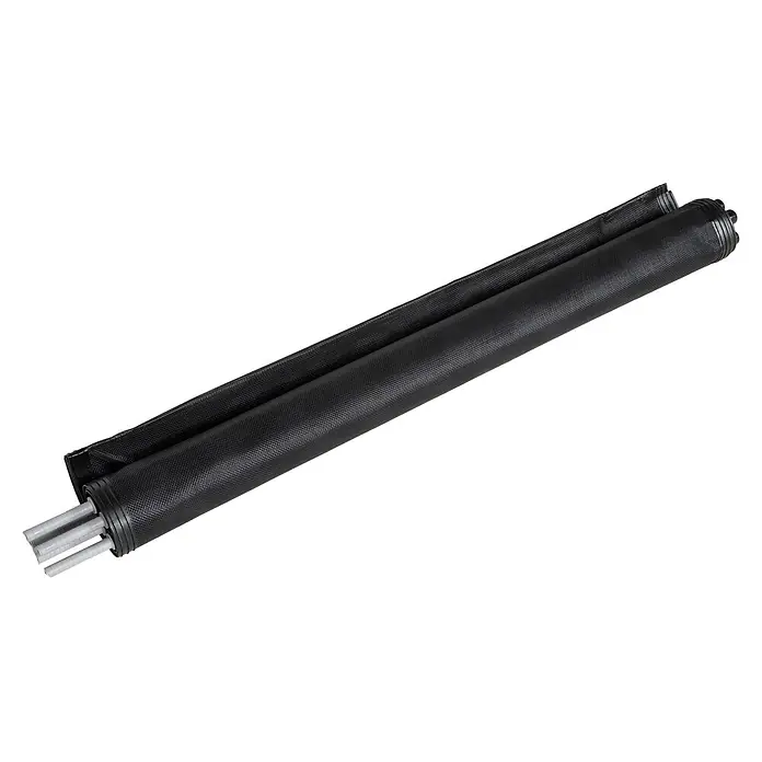 Outsunny Mattenzaun - Aluminium, Schwarz - Ein schwarzer, aufgerollter Maschendrahtzaun mit grauen Stützpfählen an einem Ende.