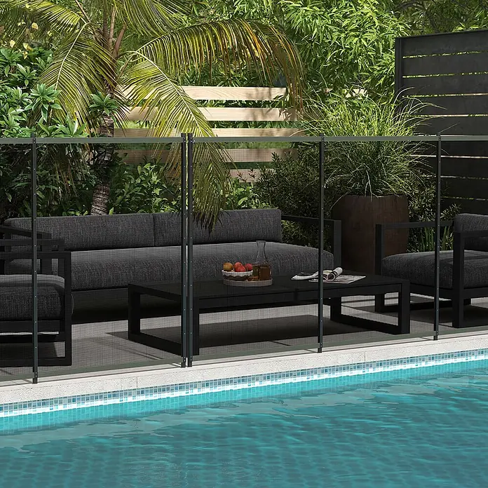 Outsunny Mattenzaun - Aluminium, Schwarz - Schwarzer Maschen-Poolschutzzaun mit dunklen Stangen, zur Sicherheit zwischen Terrasse und Pool installiert.