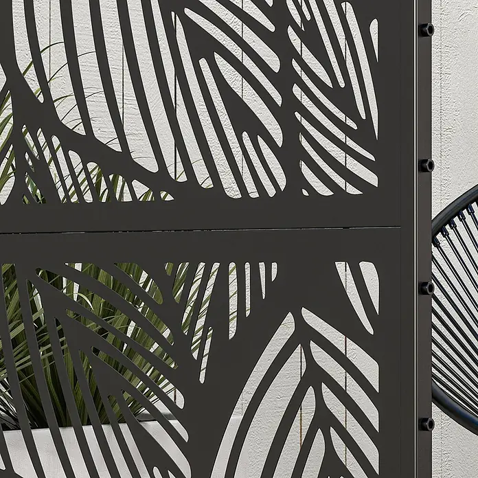 Outsunny Sichtschutzelement - Stahl, Schwarz - Dunkelgraues dekoratives Metallpanel mit Blattmuster, im Außenbereich mit Pflanzen verwendet.
