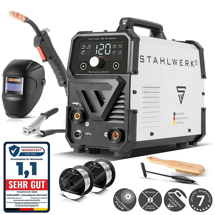 STAHLWERK Fülldrahtschweißgerät Schweißgerät Mini FLUX 120 ST Digital Vollausstattung -  - Eine weiß-schwarze digitale Schweißmaschine mit Schweißbrenner, Maske, Masseklemme, zwei Drahtspulen, Drahtbürste und Schlackehammer.