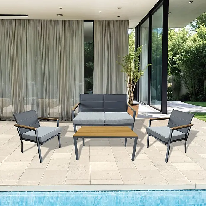 Acamp Loungemöbel-Set Chania - 4 -tlg., Anthrazit, Teak, Grau, Stahl - Graues Outdoor-Sofa-Set mit Holzdetails, bestehend aus Zweisitzer, zwei Stühlen und Couchtisch, auf einer Terrasse am Pool.