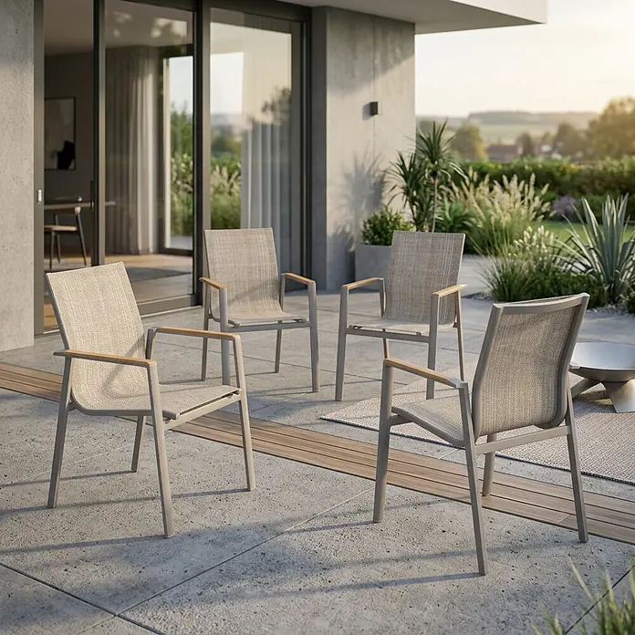 Acamp Stapelsessel Vegas - 4 Stk., Aluminium, Holz, Grau, Braun - Vier hellgraue Outdoor-Stühle mit geflochtenen Sitzen und Armlehnen aus Holz auf einer Terrasse.