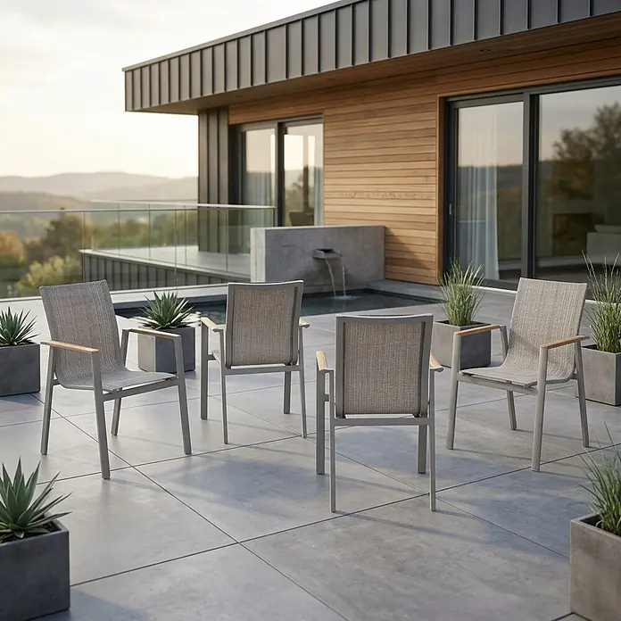 Acamp Stapelsessel Vegas - 4 Stk., Aluminium, Holz, Grau, Braun - Vier graue Esszimmerstühle für den Außenbereich mit hellen Stoffsitzen und Holzarmlehnen auf einer modernen Terrasse.