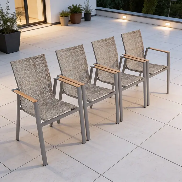 Acamp Stapelsessel Vegas - 4 Stk., Aluminium, Holz, Grau, Braun - Vier graue Gartenstühle mit Holzarmlehnen und hellbraunen geflochtenen Sitzen auf einer Terrasse.