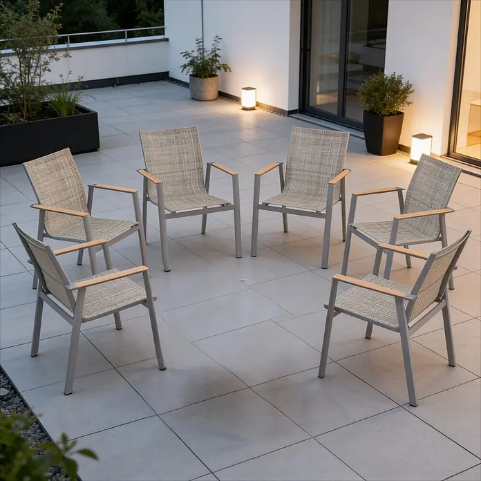 Acamp Stapelsessel Vegas - 4 Stk., Aluminium, Holz, Grau, Braun - Sechs hellgraue Outdoor-Stühle mit beigen Webstoffsitzen und Holzarmlehnen, im Kreis auf einer modernen Terrasse.