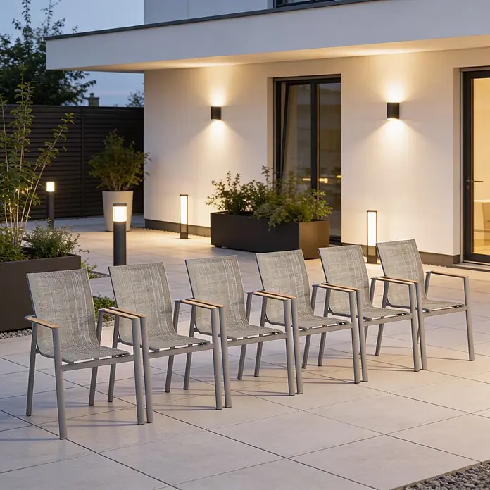 Acamp Stapelsessel Vegas - 4 Stk., Aluminium, Holz, Grau, Braun - Sechs moderne Gartenstühle mit grauem Metallgestell, hellem Gewebe und Holzarmlehnen auf einer Terrasse.