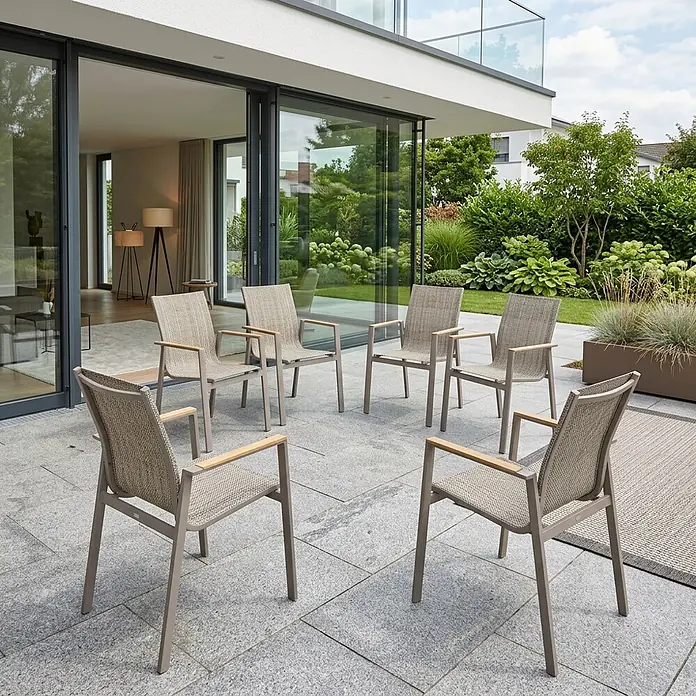 Acamp Stapelsessel Vegas - 4 Stk., Aluminium, Holz, Grau, Braun - Sechs taupefarbene Outdoor-Esszimmerstühle mit geflochtenen Sitzen und Holzarmlehnen auf einer Terrasse.