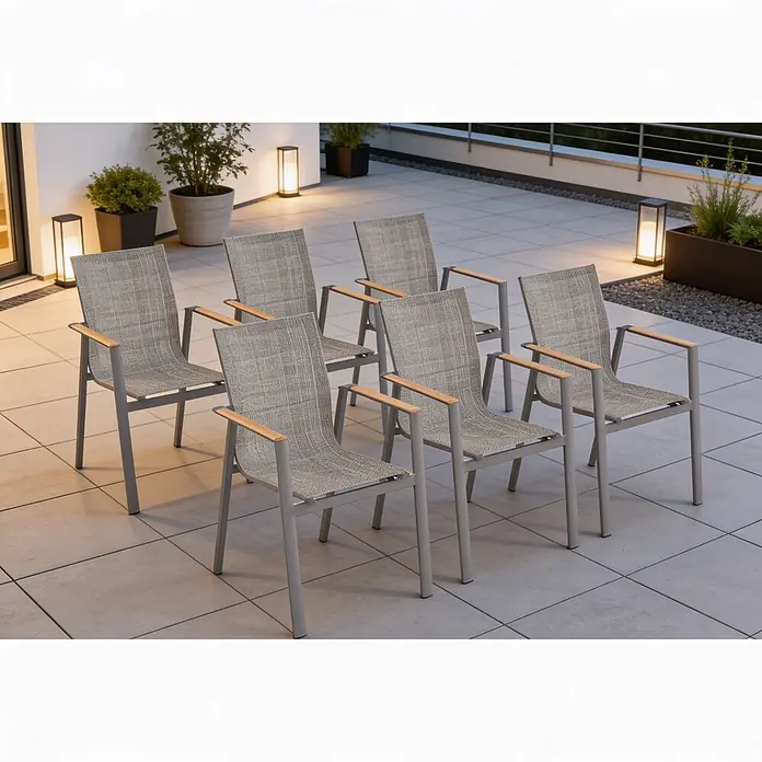 Acamp Stapelsessel Vegas - 4 Stk., Aluminium, Holz, Grau, Braun - Sechs moderne Outdoor-Stühle mit grauem Gestell, grauem Webstoff und hellen Holzarmlehnen, auf einer Terrasse arrangiert.