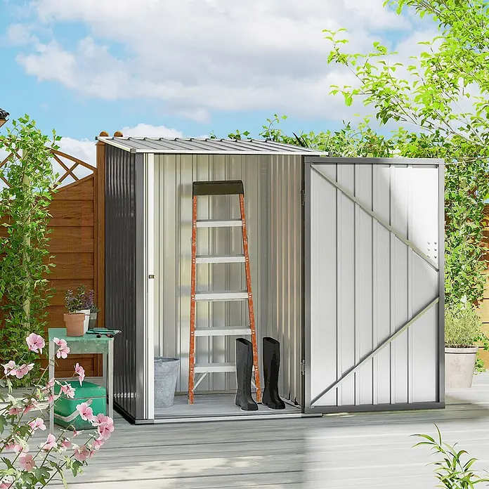 Outsunny Gerätehaus - Außenbreite inkl. Dachüberstand: 100 cm, Außentiefe inkl. Dachüberstand: 103 cm, Stahl, Grau - Grau metallenes Gartenhaus mit offener Tür auf Holzterrasse, Leiter und Stiefel sichtbar.